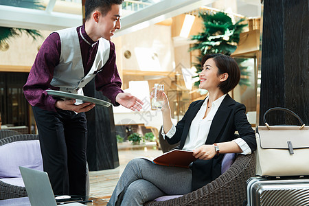 服務員端上礦泉水